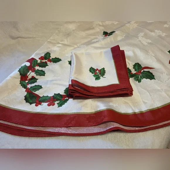 Holiday Round Table Cloth And Napkin Set - Picture 2 of 6